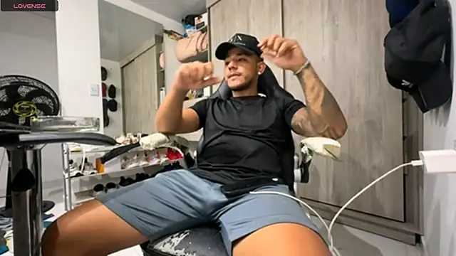 Snapshot of jordylatin20 chatting on 11-11-25, 11:49 jordylatin20 online show from 11-11-25, 11:49