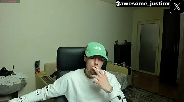 Snapshot of awesomejustin chatting on 12-01-24, 07:14 awesomejustin online show from 12-01-24, 07:14