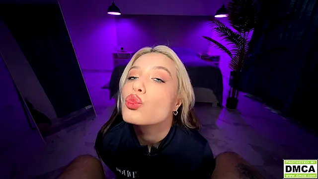 Snapshot of _blowjob_queen chatting on 09-30-25, 11:10 blowjob queen online show from 09-30-25, 11:10