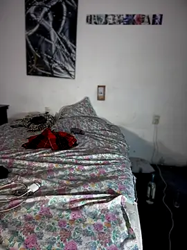 Snapshot of Alicbranca chatting on 10-17-25, 08:28 Alicbranca online show from 10-17-25, 08:28