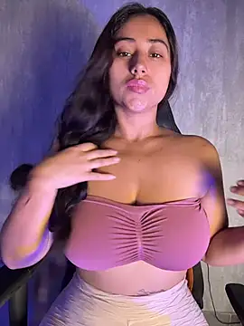 Snapshot of Valentinne_z chatting on 01-13-26, 02:11 Valentinne z online show from 01-13-26, 02:11