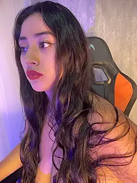 Snapshot of Valentinne_z chatting on 02-14-26, 08:22 Valentinne z online show from 02-14-26, 08:22