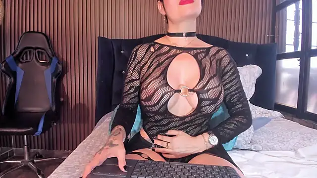 JuliaDawson  online show from 10-08-25, 07:33