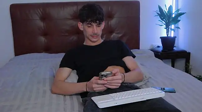 Snapshot of DanielCrush1 chatting on 02-15-25, 03:52 DanielCrush1 online show from 02-15-25, 03:52