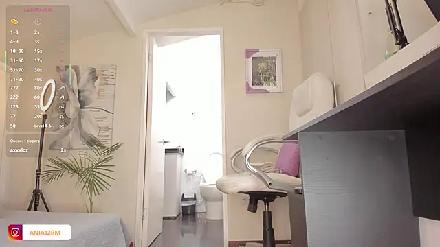 Snapshot of catalinasaiz chatting on 10-13-25, 02:06 catalinasaiz online show from 10-13-25, 02:06