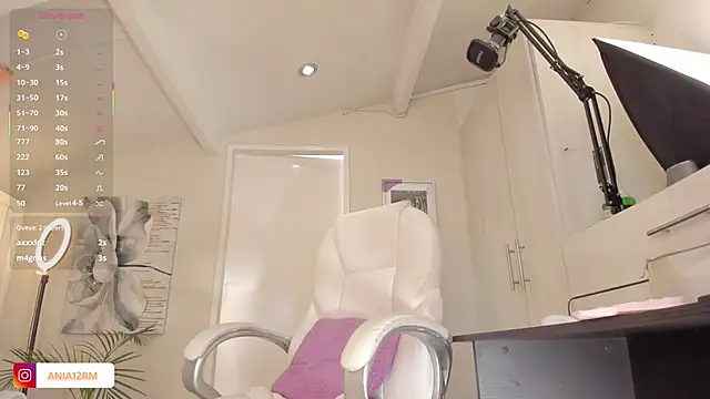 Snapshot of catalinasaiz chatting on 10-19-25, 01:56 catalinasaiz online show from 10-19-25, 01:56