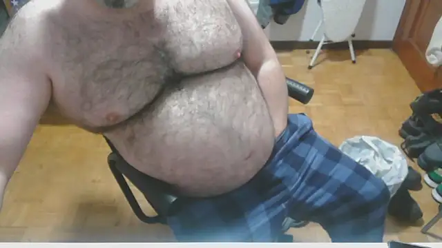 Snapshot of mikeyhotbear chatting on 12-19-24, 06:23 mikeyhotbear online show from 12-19-24, 06:23