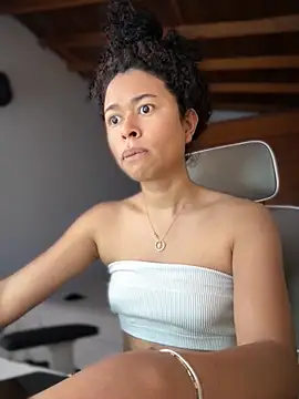 GabriSaenz online show from 11-24-25, 02:17