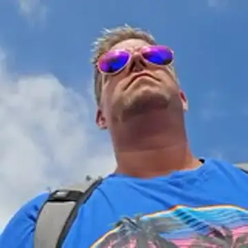 Snapshot of Trucker_Hunter chatting on 10-19-25, 12:50 Trucker Hunter online show from 10-19-25, 12:50