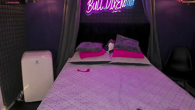 Snapshot of bull_vixen2001 chatting on 09-18-25, 12:07 bull vixen2001 online show from 09-18-25, 12:07