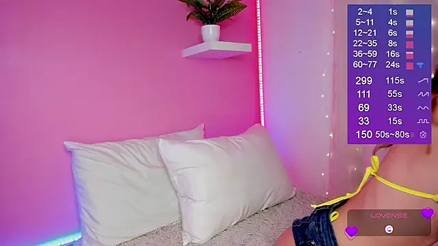 Snapshot of Bella-White chatting on 01-05-26, 07:39 Bella-White online show from 01-05-26, 07:39