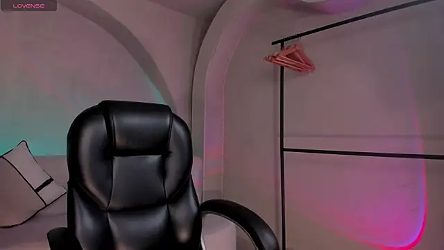 Snapshot of ErikaBenz_ chatting on 10-21-25, 12:17 ErikaBenz online show from 10-21-25, 12:17