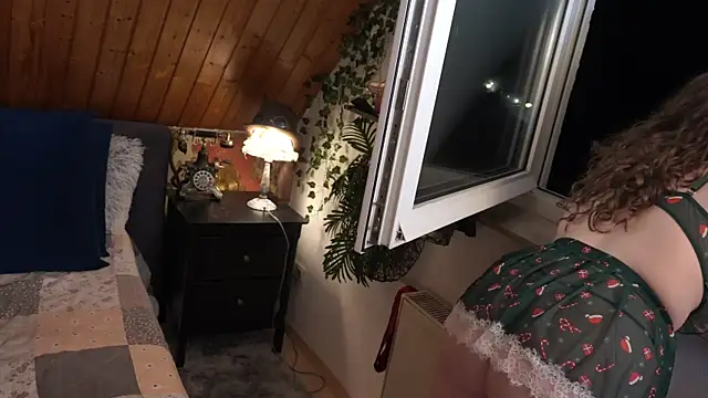 Snapshot of TessaWinter chatting on 12-22-25, 04:37 TessaWinter online show from 12-22-25, 04:37