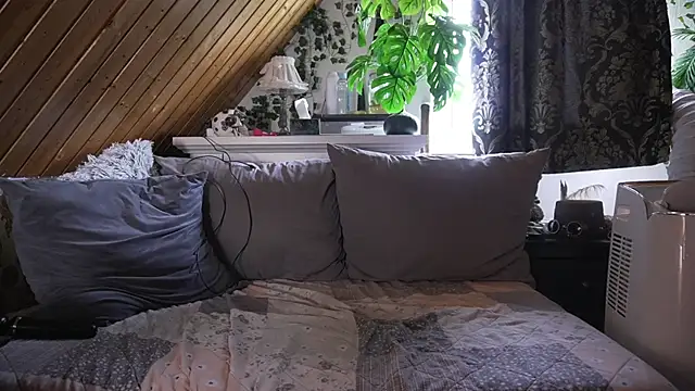 Snapshot of TessaWinter chatting on 07-17-26, 03:07 TessaWinter online show from 07-17-26, 03:07