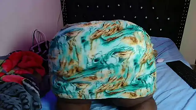 Snapshot of Toomuchbooty33 chatting on 12-16-25, 06:51 Toomuchbooty33 online show from 12-16-25, 06:51