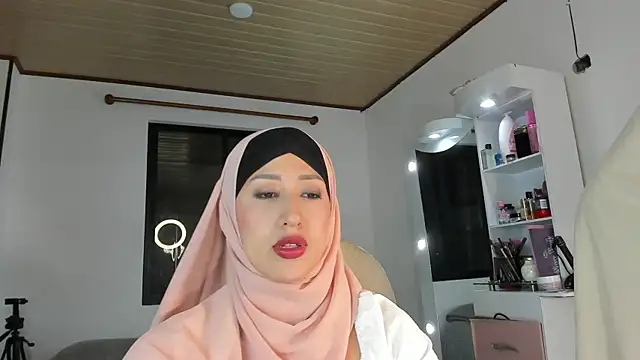 adila anich online show from 10-31-25, 02:45