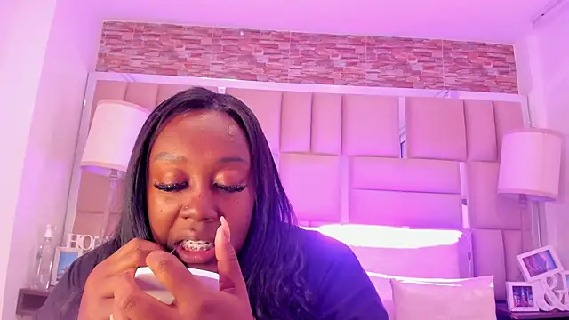 ShaniaBrownn online show from 11-20-25, 07:35