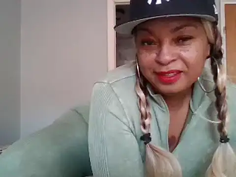 MSweetLindaParks online show from 12-12-24, 01:39
