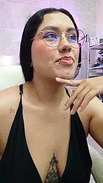 Snapshot of LauraRuiz1 chatting on 05-04-26, 11:23 LauraRuiz1 online show from 05-04-26, 11:23