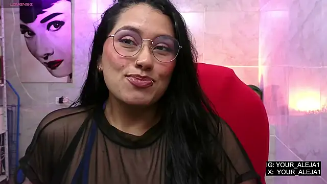 Snapshot of LauraRuiz1 chatting on 05-13-26, 04:32 LauraRuiz1 online show from 05-13-26, 04:32