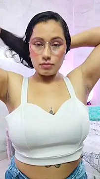 Snapshot of LauraRuiz1 chatting on 05-27-26, 01:02 LauraRuiz1 online show from 05-27-26, 01:02