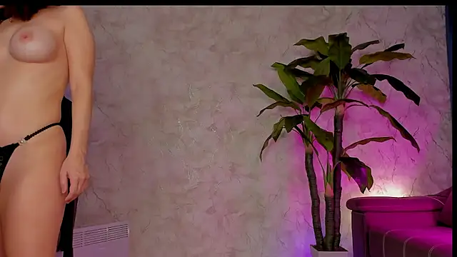 Snapshot of Emma7 chatting on 02-17-25, 02:53 Emma7 online show from 02-17-25, 02:53