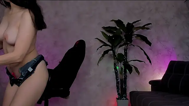 Snapshot of Emma7 chatting on 05-18-26, 04:07 Emma7 online show from 05-18-26, 04:07
