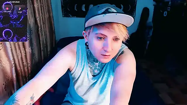 Snapshot of Marieblueeyes chatting on 11-11-25, 02:00 Marieblueeyes online show from 11-11-25, 02:00