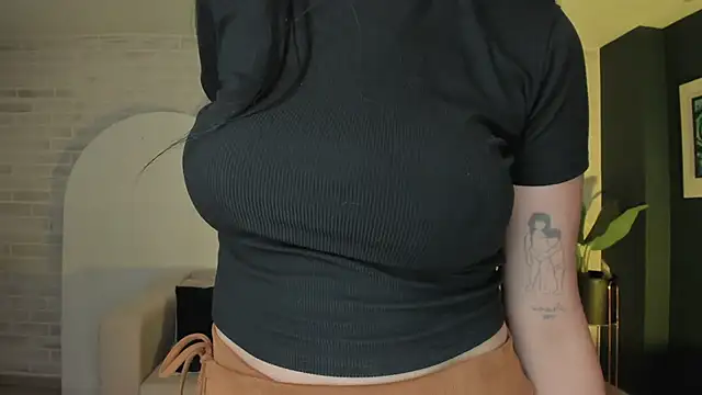 Snapshot of LilaWest chatting on 12-13-24, 01:37 LilaWest online show from 12-13-24, 01:37