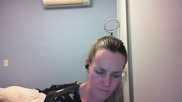 Snapshot of Annylove1 chatting on 10-27-25, 12:04 Annylove1 online show from 10-27-25, 12:04