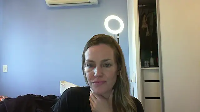 Snapshot of Annylove1 chatting on 10-28-25, 10:19 Annylove1 online show from 10-28-25, 10:19