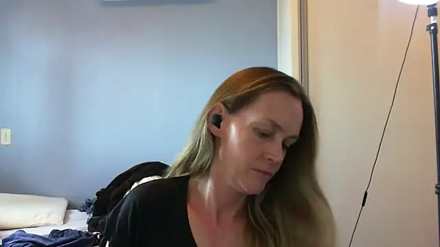 Snapshot of Annylove1 chatting on 10-29-25, 03:47 Annylove1 online show from 10-29-25, 03:47