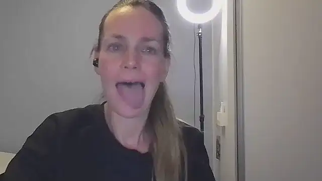 Snapshot of Annylove1 chatting on 11-13-25, 11:47 Annylove1 online show from 11-13-25, 11:47