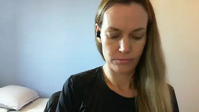 Snapshot of Annylove1 chatting on 11-19-25, 10:48 Annylove1 online show from 11-19-25, 10:48