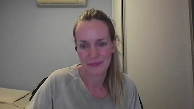 Snapshot of Annylove1 chatting on 11-21-25, 12:21 Annylove1 online show from 11-21-25, 12:21