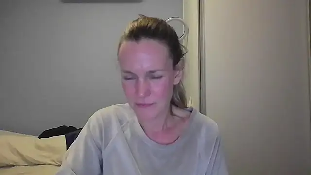 Snapshot of Annylove1 chatting on 11-24-25, 12:10 Annylove1 online show from 11-24-25, 12:10