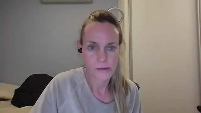 Snapshot of Annylove1 chatting on 11-26-25, 12:11 Annylove1 online show from 11-26-25, 12:11