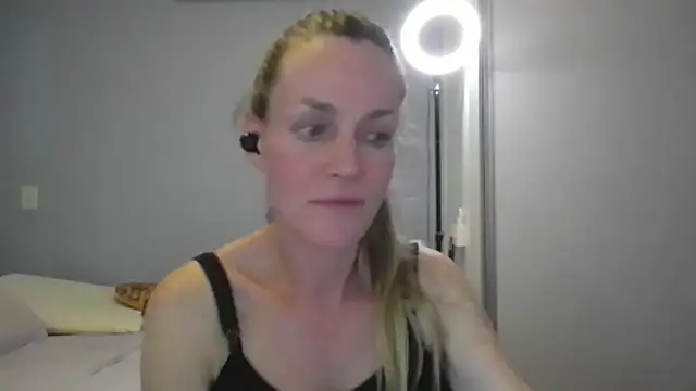 Snapshot of Annylove1 chatting on 12-17-25, 12:16 Annylove1 online show from 12-17-25, 12:16