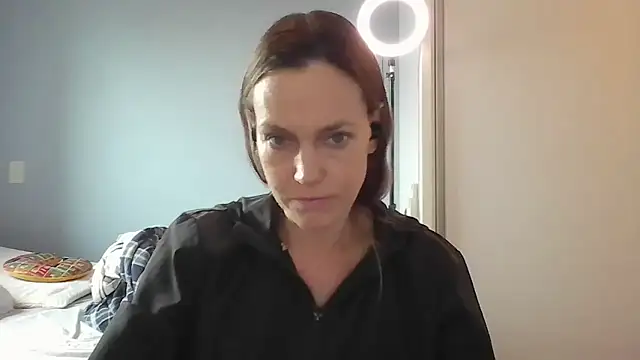 Snapshot of Annylove1 chatting on 12-18-25, 10:43 Annylove1 online show from 12-18-25, 10:43