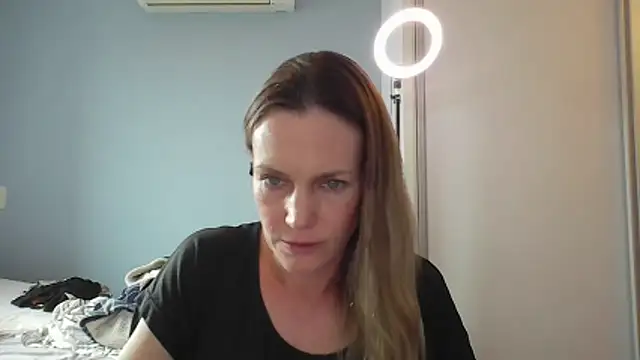 Snapshot of Annylove1 chatting on 12-19-25, 04:14 Annylove1 online show from 12-19-25, 04:14