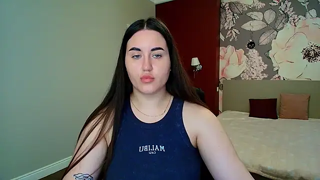Snapshot of Roxie_Bradley chatting on 06-15-26, 05:31 Roxie Bradley online show from 06-15-26, 05:31