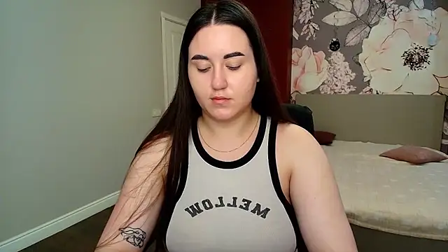Snapshot of Roxie_Bradley chatting on 06-16-26, 05:43 Roxie Bradley online show from 06-16-26, 05:43