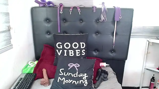 Snapshot of VIOLETTA-HOT chatting on 02-27-25, 04:43 VIOLETTA-HOT online show from 02-27-25, 04:43