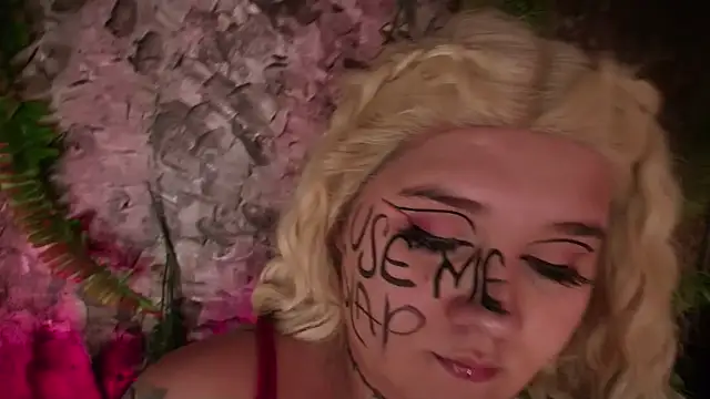 Snapshot of Laura_takint chatting on 12-12-24, 08:43 Laura takint online show from 12-12-24, 08:43