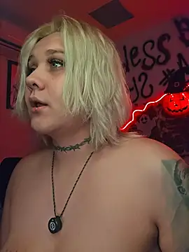 Snapshot of Laura_takint chatting on 10-19-25, 04:35 Laura takint online show from 10-19-25, 04:35