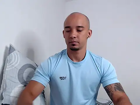 Snapshot of SimonRoberth chatting on 12-17-25, 06:14 SimonRoberth online show from 12-17-25, 06:14