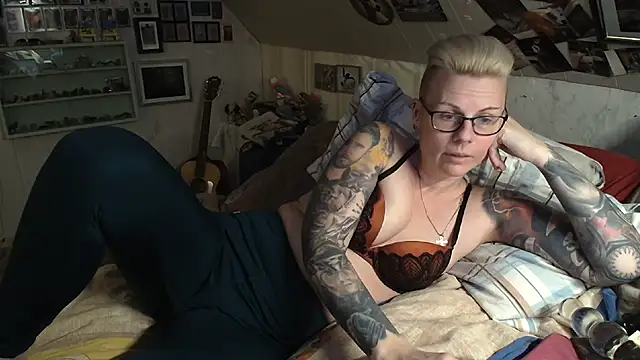 MaryG online show from 02-11-25, 04:35