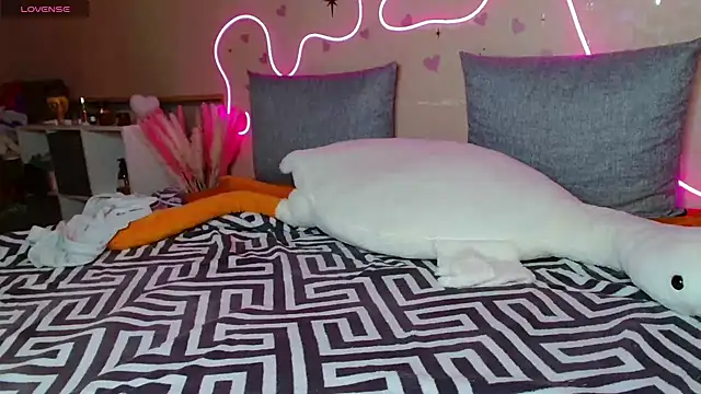 Snapshot of GoldenBaby chatting on 12-14-24, 01:49 GoldenBaby online show from 12-14-24, 01:49