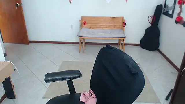 Snapshot of charlottezoe15 chatting on 02-11-26, 06:35 charlottezoe15 online show from 02-11-26, 06:35