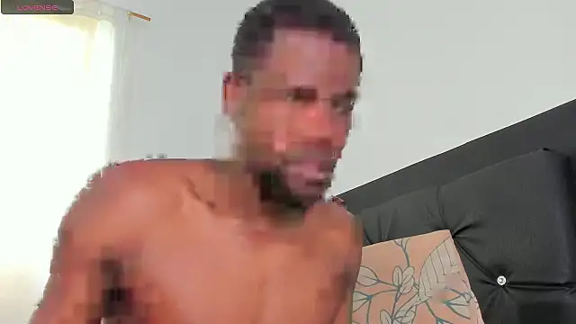 Snapshot of santi_brown chatting on 10-17-25, 06:21 santi brown online show from 10-17-25, 06:21